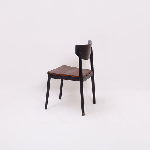 No matter the occasion, these stylish solid wood chairs, take a page from your dining room - a classic piece that is as timeless as they come.
Colour - Combination of Walnut and Black
Overall dimensions: seating length 50cm×width 43cm×height 47cm x backrest height 85cm
Note : Sale price valid for as in condition in store.