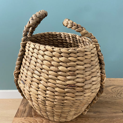 Add an instant touch of style to your living room with this gorgeous braided basket.Dimension : L36cm x D26cm x H35cm