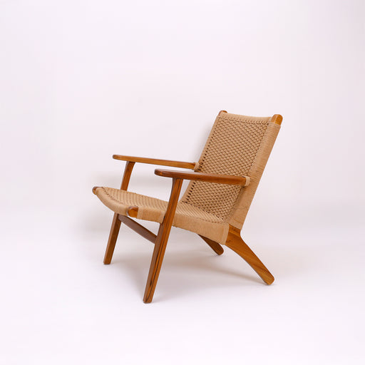 Relax in comfort with the Solera Lounge Chair, designed for ultimate coziness and timeless style. Perfect for living rooms, reading corners, or any personal retreat, this lounge chair combines plush seating with elegant design.