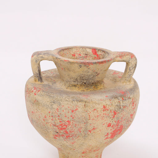 The Selaro Vase features refined craftsmanship and elegant curves. Ideal for showcasing flowers or as a decorative accent, it complements any home décor