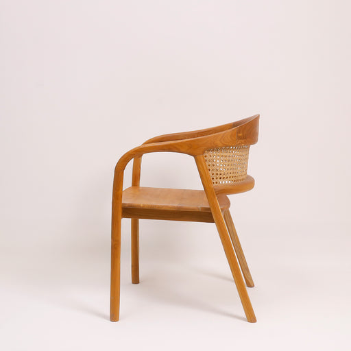 Add a touch of natural elegance to your dining space with this exquisite dining chair made from responsibly sourced timber. Combining the warmth of natural wood with the rustic charm of hand-woven rattan, it offers the perfect blend of comfort and style. Its minimalist design fits seamlessly into any dining room—modern, bohemian, or classic—bringing nature-inspired sophistication to your home.
Dimensions:Seating: 47cm (Length) × 47cm (Depth)Seating Height: 45cm × Total Height: 78cm
 