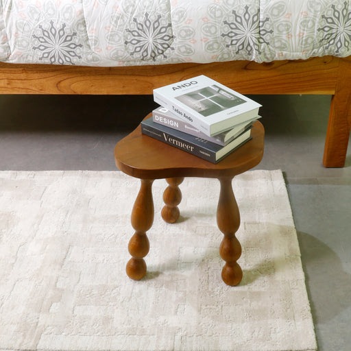 Add an instant touch of style to your decor with this natural wooden stool / sidetable.
 Dimensions - Seating : 40 cm x 35 cm Total height : 40 cm 