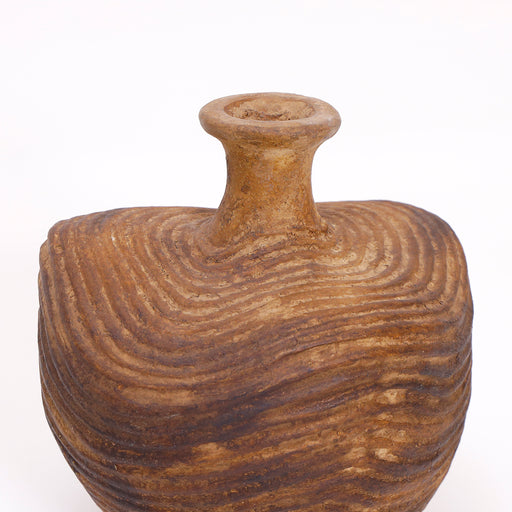 The Ona Vase brings effortless beauty to your home. Designed to complement modern living, it’s perfect for floral arrangements or as a décor statement