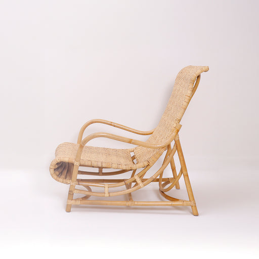 Relax in modern comfort with the Ibiza Lounge Chair, featuring a built-in leg rest for the perfect unwind. Its minimalist design and durable build make it ideal for living rooms, reading nooks, or office corners.