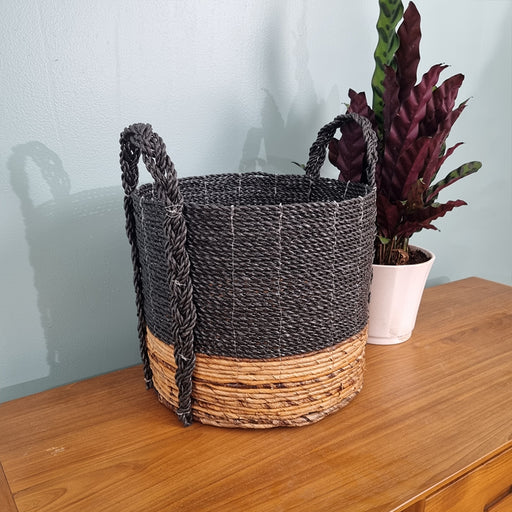
Add an instant touch of style to your living room with this gorgeous braided basket.Dimension : 31cm diameter x Height 28cm 