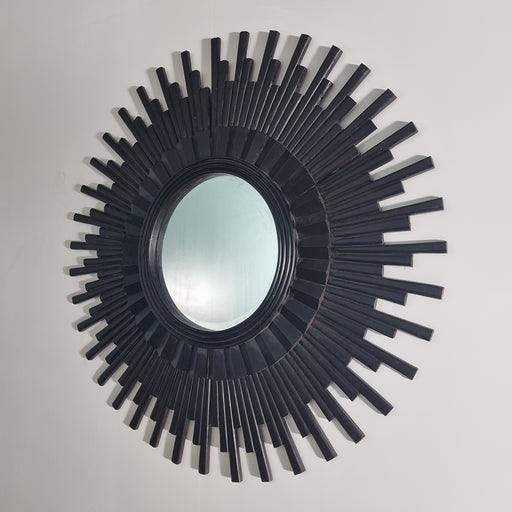 
Add an instant touch of style to your decor with this gorgeous mirror.Dimension : 110cm diameter