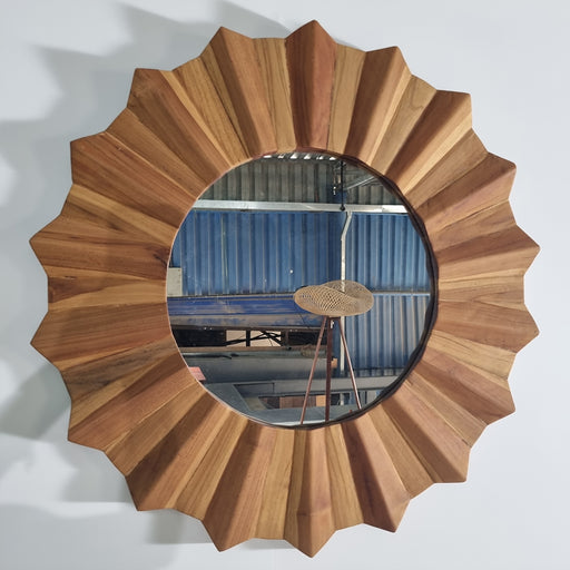 
Add an instant touch of style to your decor with this gorgeous mirror.Dimensions: 74cm diameter