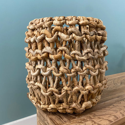 
Add an instant touch of style to your living room with this gorgeous braided basket.Dimension : 34cm diameter x Height 38cm